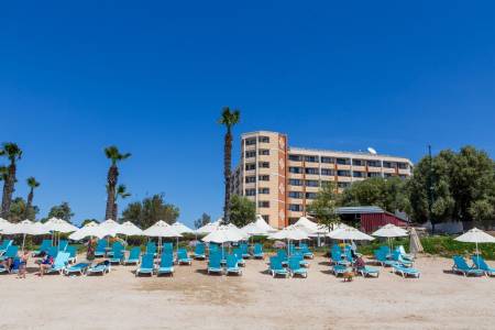 THE HOLIDAY RESORT HOTEL Pools & Beach
